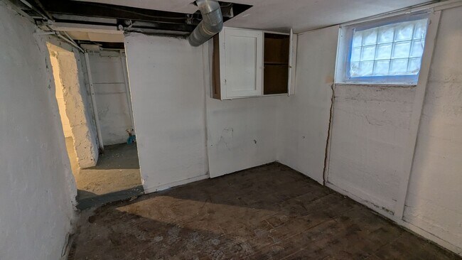 Building Photo - Charming 5-bedroom home located in the heart of Akron