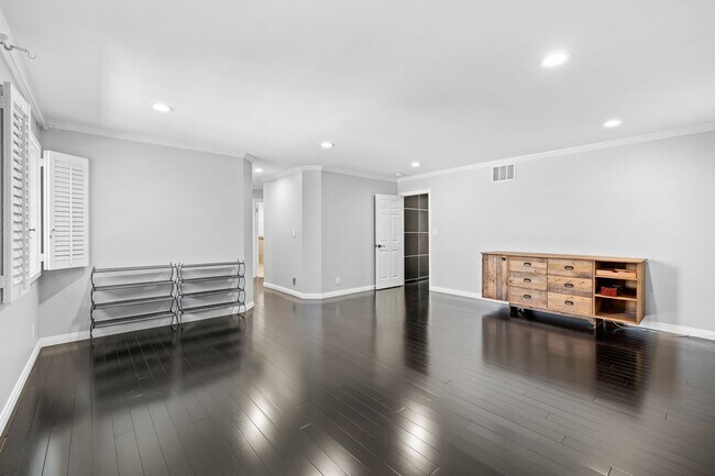 Building Photo - 5 Bedroom 5.5 Bathroom Pool Home in Encino