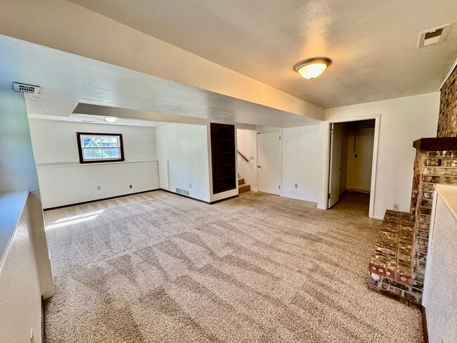 Building Photo - short term lease available