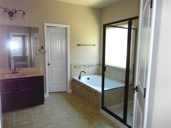 Building Photo - 6400 Antigo Ln