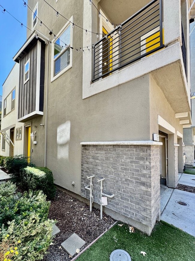 Building Photo - NEWER 2 BED, 2.5. BATH TOWNHOME IN BROADWAY AREA OF SACRAMENTO