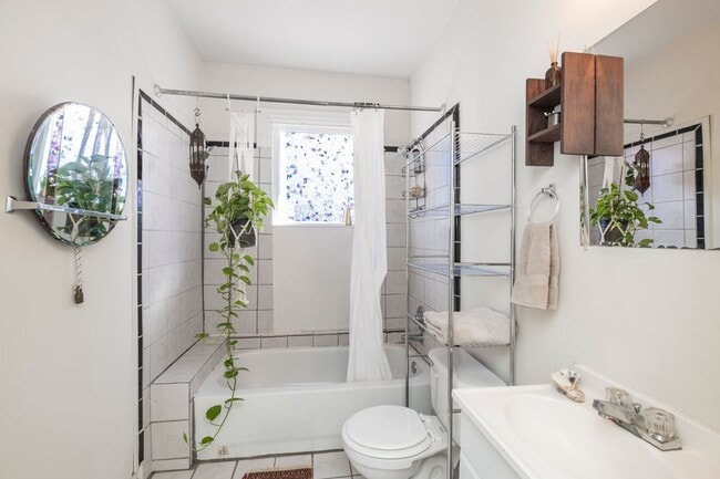 Building Photo - 2 BR/ 2 BA Historic Church Hill Home. Available February 10th!