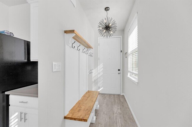 Building Photo - 101 Mountain Valley St