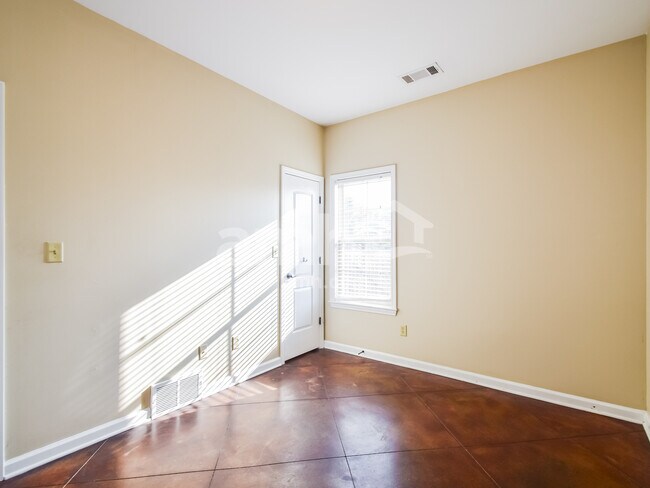 Building Photo - 2406 Lake Garden Dr