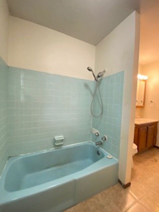 Building Photo - 3 Bedroom Home Available in Elkhart!