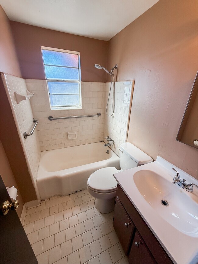 Building Photo - 1021 Griffin St