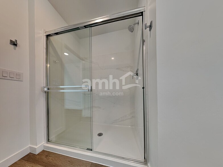 Building Photo - 9540 Harkes Dr