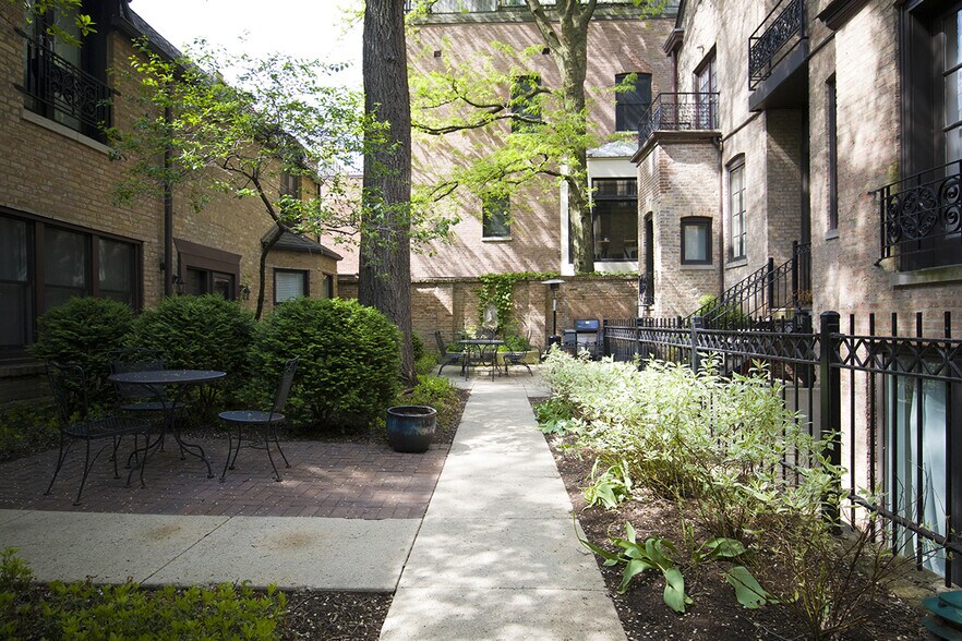 Outdoor dining & entertaining area - back (5) - 1228 N Dearborn St