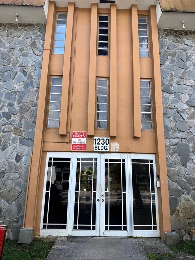 Building Photo - 1230 W 54th St