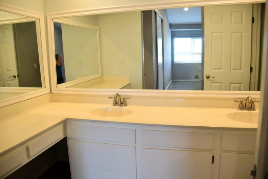 Double vanity sinks in Master - 44553 La Paz Rd