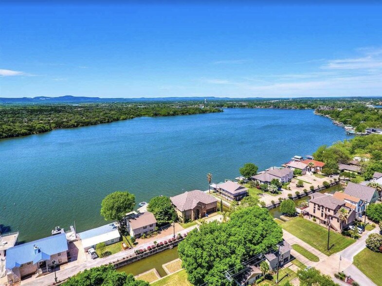 Building Photo - 2241 Ridgeview Dr