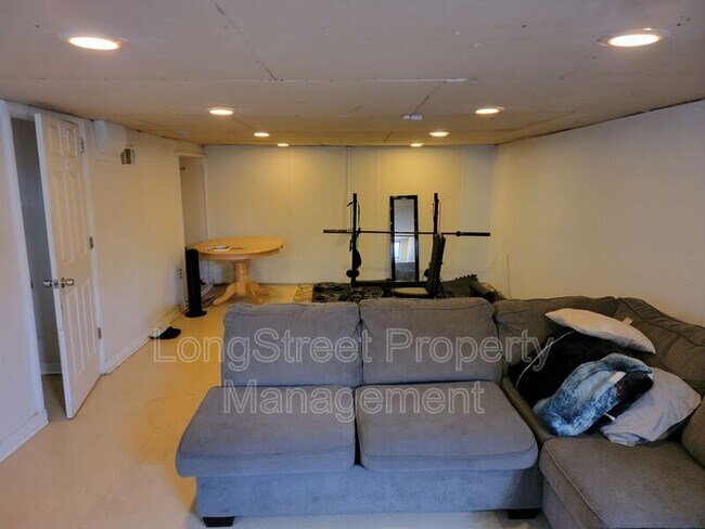 Building Photo - 943 NW 11th St