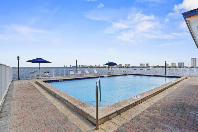 Building Photo - 2936 Lake Shore Dr