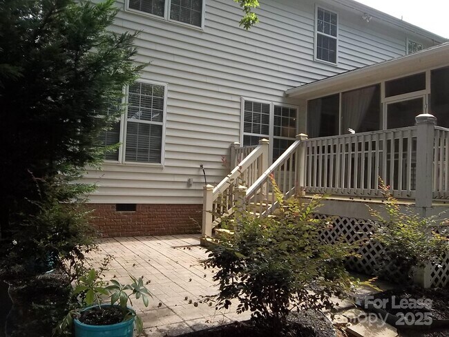 Building Photo - 604 Queenswater Ln