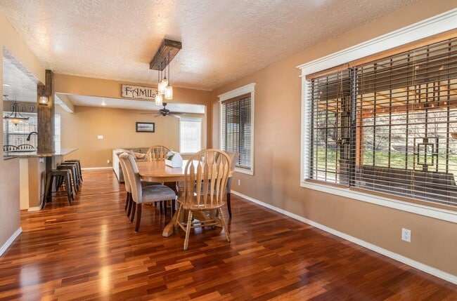 Building Photo - 717 Sagewood Ct SE