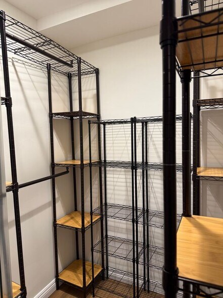 Building Photo - 8710 Delgany Ave