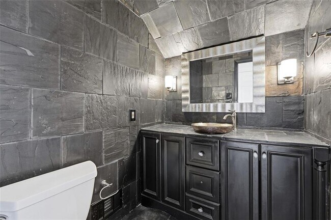 Building Photo - 4832 Valley View Ct