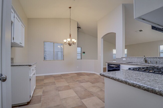 Building Photo - Home in NW Bakersfield!