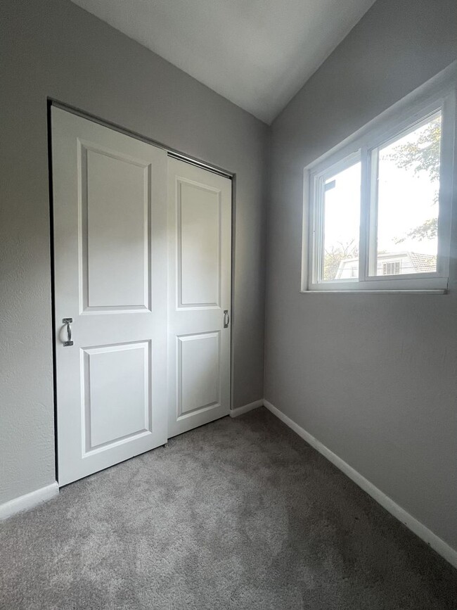 Building Photo - 2 Bedroom 1 bath w/laundry and yard