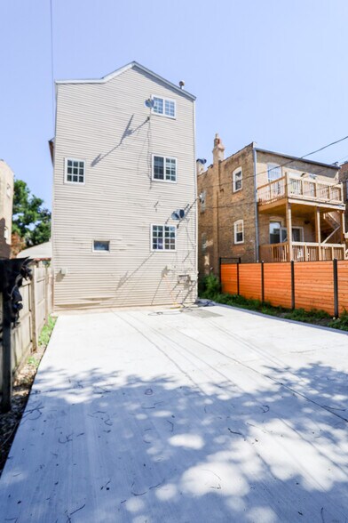 Building Photo - 3525 W Dickens Ave