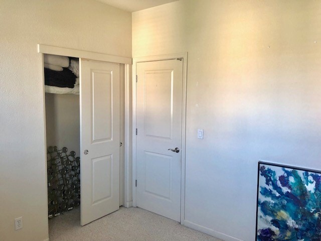 Building Photo - Beautifully updated, tri- level 4 Bd/2.5 B...