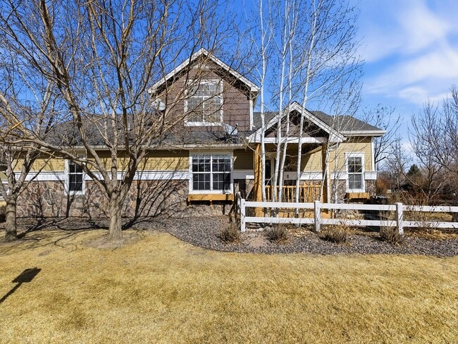 Building Photo - Beautiful 4-Bedroom Townhome With Finished Basement & 2 Full Kitchens!