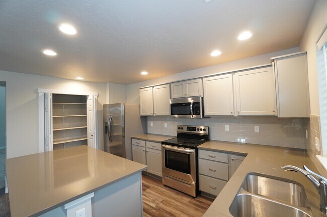 Building Photo - 13776 S Piano Ave