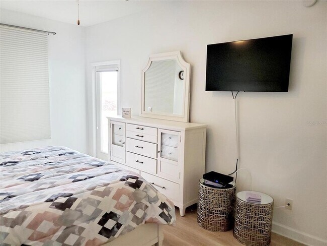 Building Photo - 6618 7th Ave Cir W