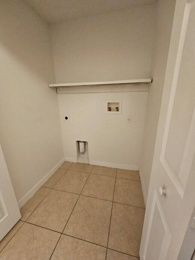 Building Photo - Beautiful 4-bed, 2-bath Home, with Functionality with Style,