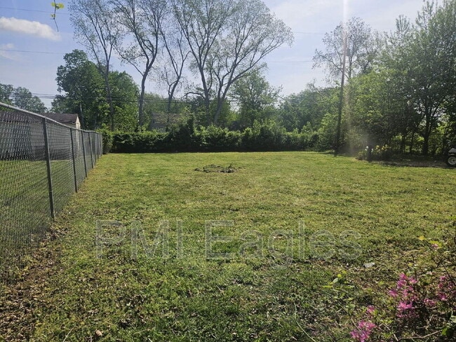 Building Photo - 2223 Pendleton Dr