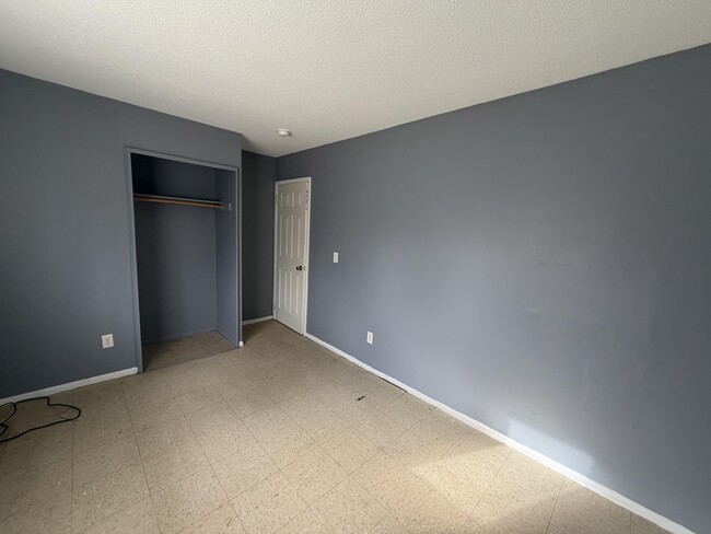 Building Photo - 1003 Shasta-