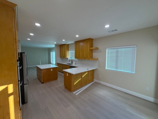 Building Photo - 985 Williams St