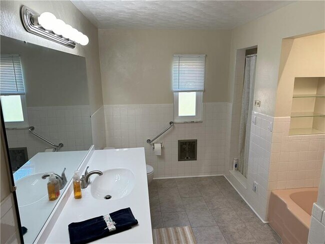 Building Photo - 728 N Pike Rd