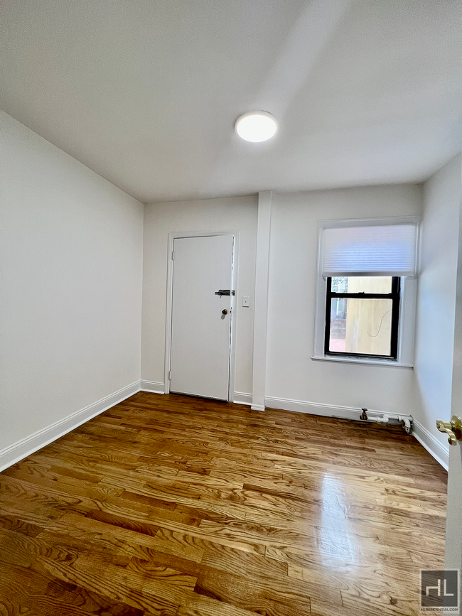 Building Photo - Renovated 2 Bed/Flex 3 Duplex With Private...