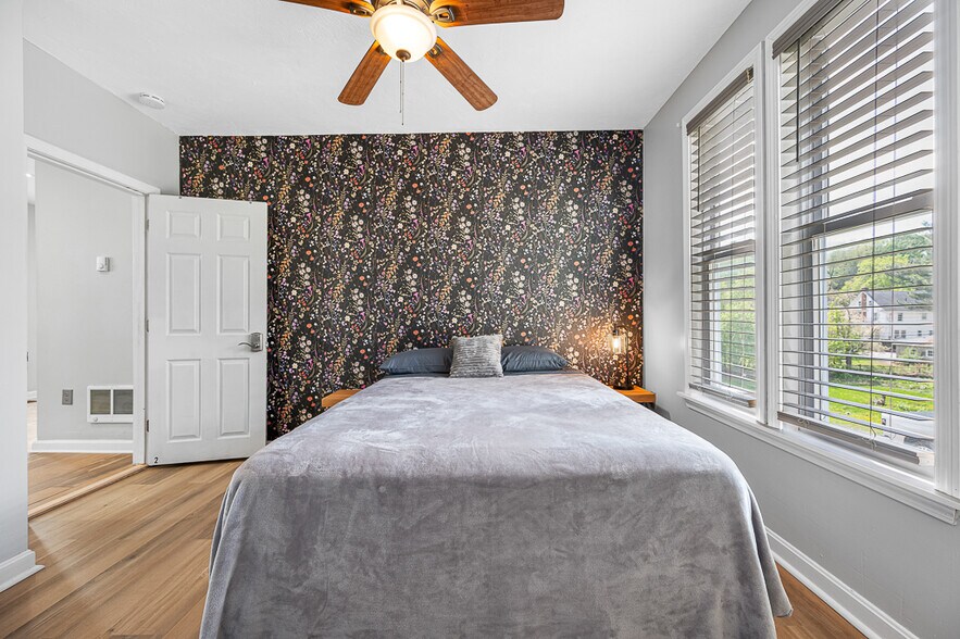 Building Photo - 586 Pleasant St