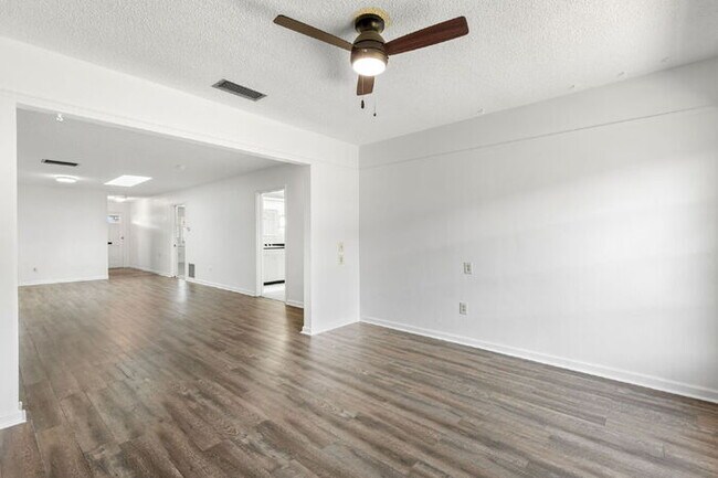 Building Photo - "Spacious 2-Bed, 2-Bath Condo Oasis in Prime Clearwater Location – 55+ COMMUNITY