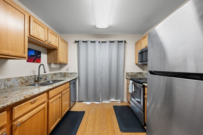 Building Photo - 2 Bed / 2 Bath Bridge-Level Condo with Ocean View & 2 parking stalls