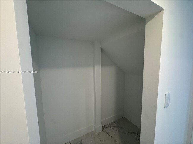 Building Photo - 19749 NE 16th Pl