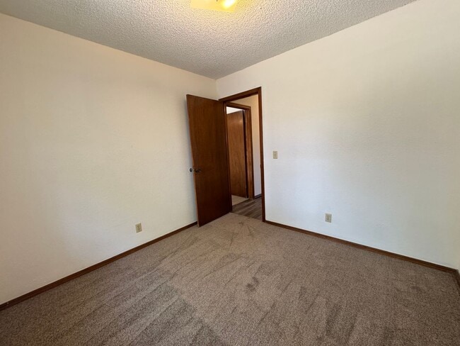 Building Photo - 3 bedroom 2 full bathroom Duplex home in B...