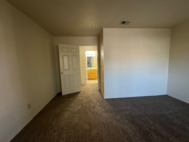 Building Photo - 2BR Condo w/Marina and Dock-Gated Waterfro...