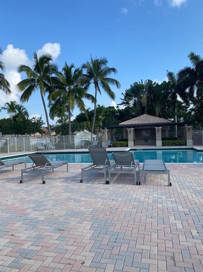 Building Photo - 2074 Madeira Dr