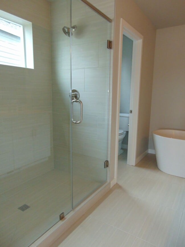Building Photo - Beautiful 4 Bedroom Contemporary Luxury Ho...
