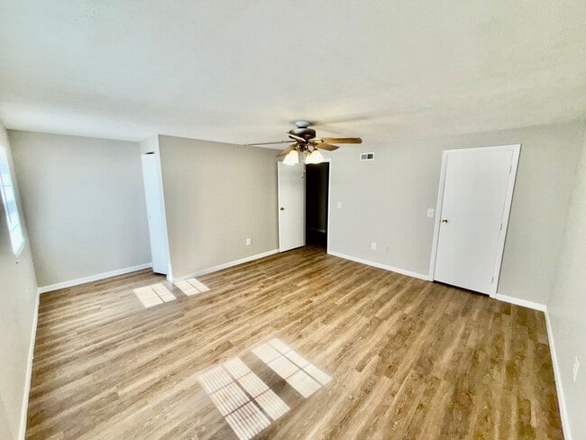Building Photo - 815 Clareridge Ln