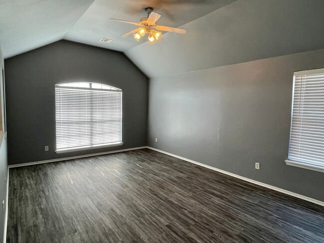 Building Photo - Large 3 Bed 3 Bath Home with an Office in ...