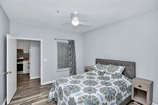 Building Photo - Stunningly Updated 2BD/2BA Ground Floor Un...