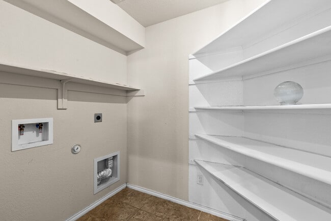 Building Photo - 6505 Vista View Dr