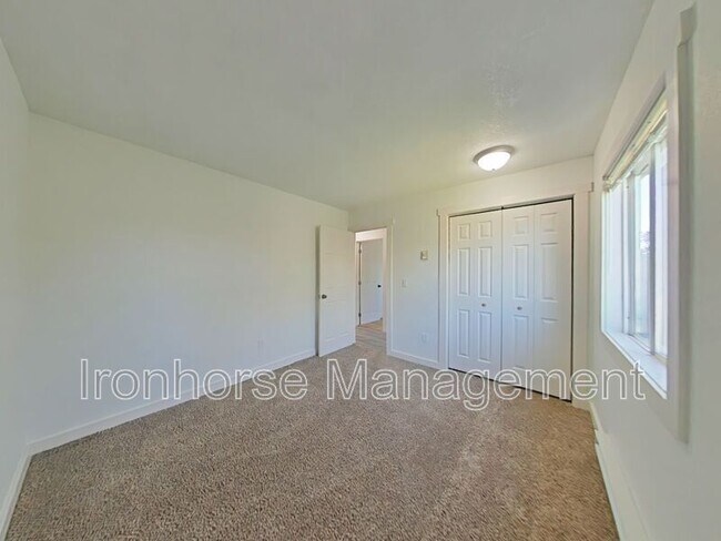 Building Photo - 119 S 15th Ave