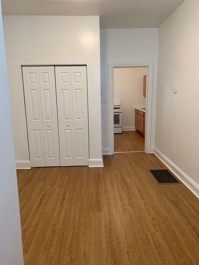 Building Photo - 1st Floor 1 Bedroom Apartment with Yard/Pa...