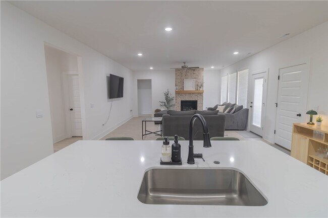 Building Photo - 112 S Broyles Ave