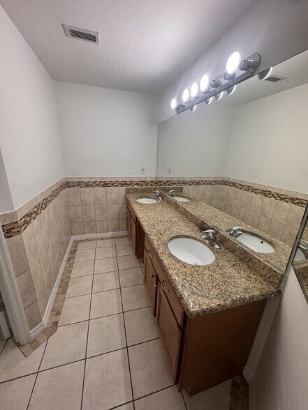 Building Photo - Beautiful 3 Bedroom Priced to Rent